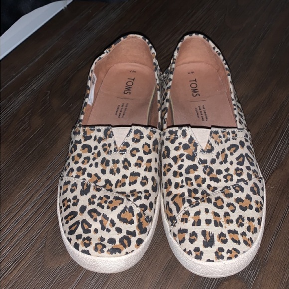 Toms Shoes - EUC TOMS W7 Cheetah Print Slip Ons 🖤